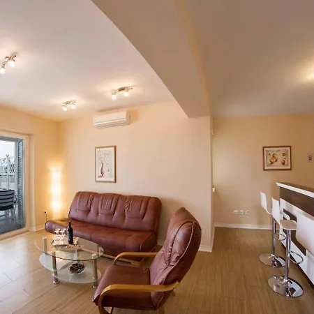 بيت للعطل House Jure سومارتين