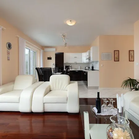 House Jure بيت للعطل سومارتين